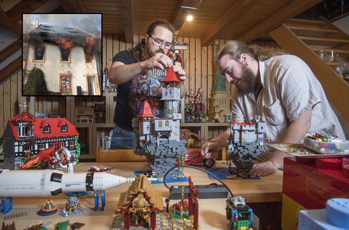Eric Bedelek (à g.) dans la «showroom» de sa maison en janvier dernier, où son voisin et ami Alex Favre exposait aussi ses pièces les plus rares.