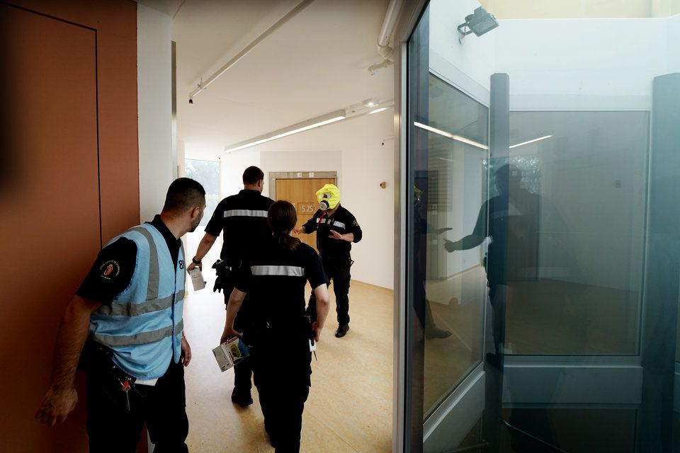 Genève, le 21 juin 2017. Prison de Curabilis. Exercice à l'échelle 1:1 qui se déroule dans le cadre du cours COS 2017 (Commandement des Opérations de Secours). Il est destiné aux cadres opérationnels: Police, Sapeurs-Pompiers du SIS, personnel de Curabilis, brigade sanitaire cantonale, etc... L'alarme est déclenchée, et l'exercice débute. Photo: Laurent Guiraud.