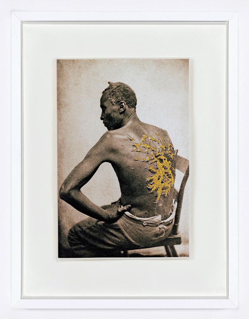Broderie sur une photographie représentant un esclave fouetté, de Tanja Boukal.
