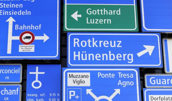 Die Fassade der Halle für Straßenverkehr des Verkehrshaus der Schweiz (VHS) in Luzern zeigt einen Schilderwald.  Iblshu01842688 Bitte beachten Sie die gesetzlichen Bestimmungen des deutschen Urheberrechtes hinsichtlich der Namensnennung des Fotografen im direkten Umfeld der Veröffentlichung!