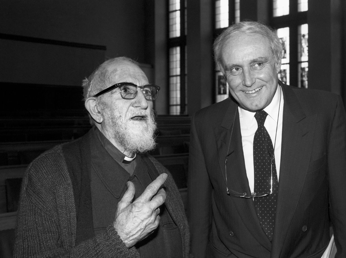 Abbé Pierre recevant le Prix Balzan avec Flavio Cotti, discours de remise, le 16 novembre 1991 à Berne.