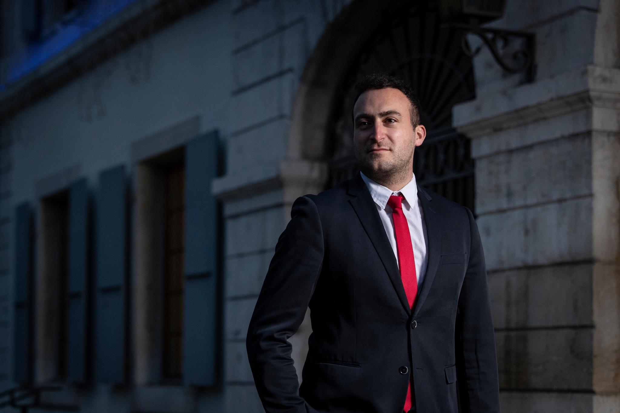 Moutiers Polit-Youngster und separatistischer Gemeinderat Valentin Zuber vor dem Rathaus. 