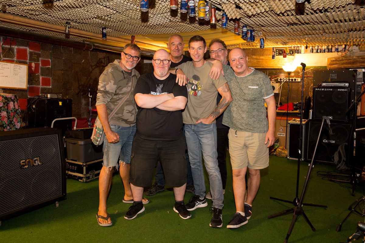 Les musiciens du groupe avec Serge Morattel l’ingénieur du son, propriétaire de REC Studio.