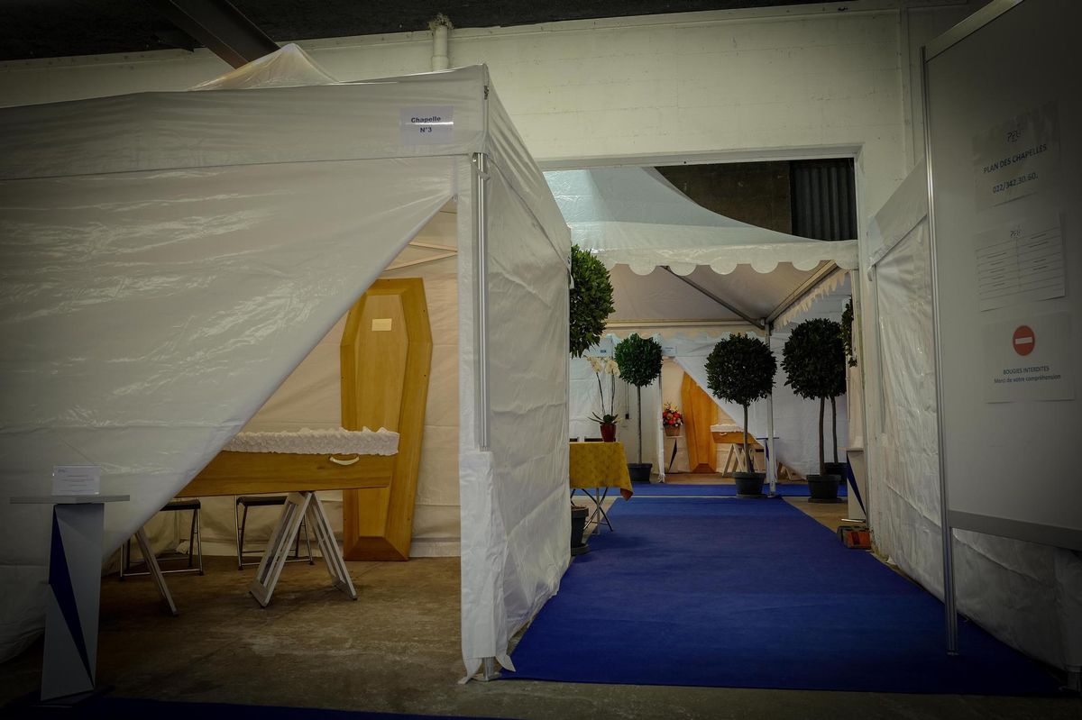 Pour faire face à l’augmentation du nombre de décès dus au Covid-19, quatorze tentes provisoires ont été dressées dans un entrepôt carougeois pour accueillir des défunts.
