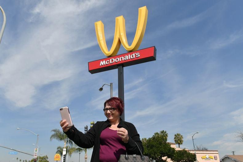 «Pour moi, le feminism washing est un ensemble de pratiques de marketing, de communication et de gestion des ressources humaines qui vise à faire croire qu’une entreprise est égalitaire, pour gagner plus de clientes, pour être dans l’air du temps, mais sans se préoccuper réellement de la situation des femmes qui travaillent pour elle.» - Léa Lejeune, journaliste