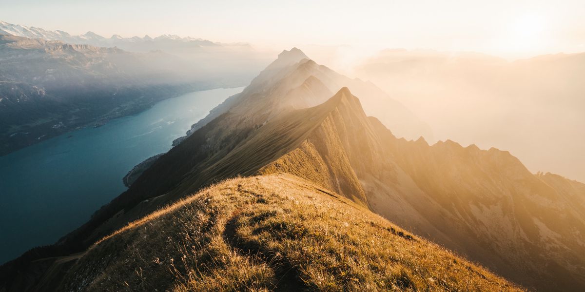 Blick vom Tannhorn in Richtung Interlaken über den Brienzergrat in der Morgensonne.