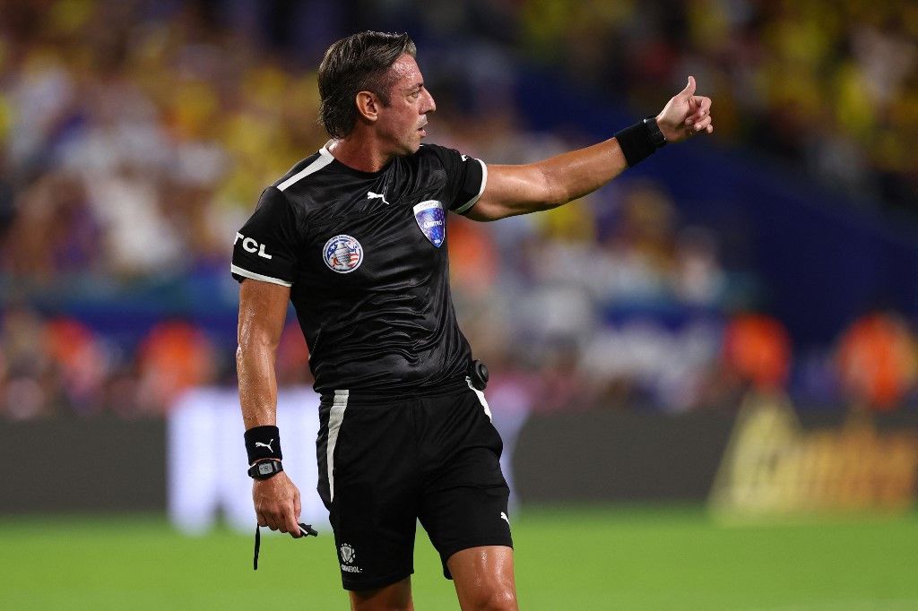 MIAMI GARDENS, FLORIDA - JULY 14: Referee Raphael Claus gestures during the CONMEBOL Copa America 2024 Final match between Argentina and Colombia at Hard Rock Stadium on July 14, 2024 in Miami Gardens, Florida.   Maddie Meyer/Getty Images/AFP (Photo by Maddie Meyer / GETTY IMAGES NORTH AMERICA / Getty Images via AFP)