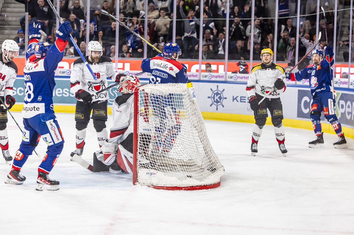 Jesper Froeden (ZSC) (links) und Denis Hollenstein (ZSC) (Mitte) jubeln mit Juho Lammikko (ZSC) (rechts) nach dem Tor zum 1:0 im fuenften Playoff Final Eishockeyspiel der National League zwischen den ZSC Lions und Lausanne HC, am Donnerstag, 25. April 2024 in der Swiss Life Arena in Zuerich. (KEYSTONE/Michael Buholzer)