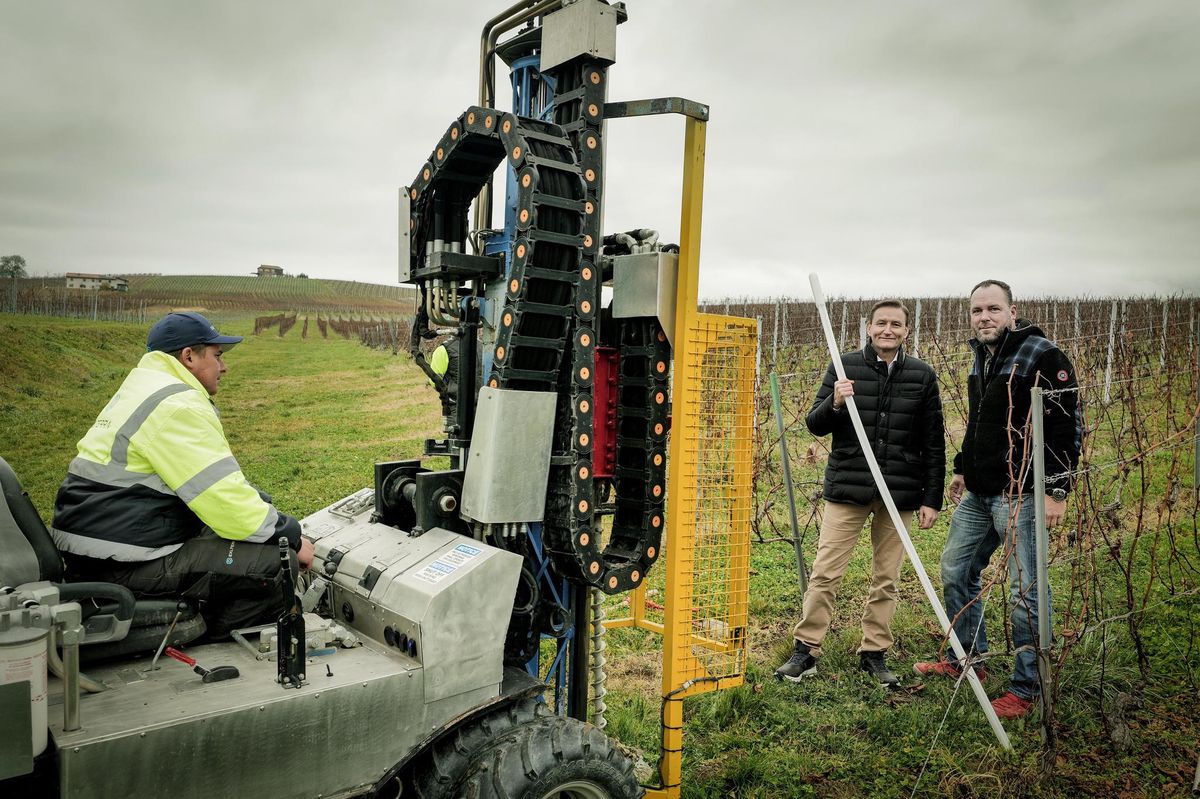 23 novembre 2021. Une technologie suisse assainit Tchernobyl. Les résultats officiels démontrent que la technologie révolutionnaire d’Exlterra peut neutraliser la radioactivité de Tchernobyl. Frank Muller, CEO d'Exlterra et  le viticulteur Stéphane Gros. Photo: Laurent Guiraud