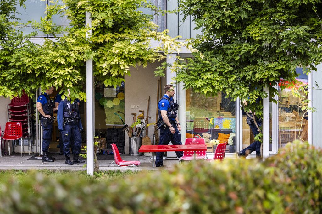 Des policiers en opération devant une structure de garde périscolaire à Zurich Oerlikon, Suisse, le mardi 1er octobre 2024 après une attaque au couteau.