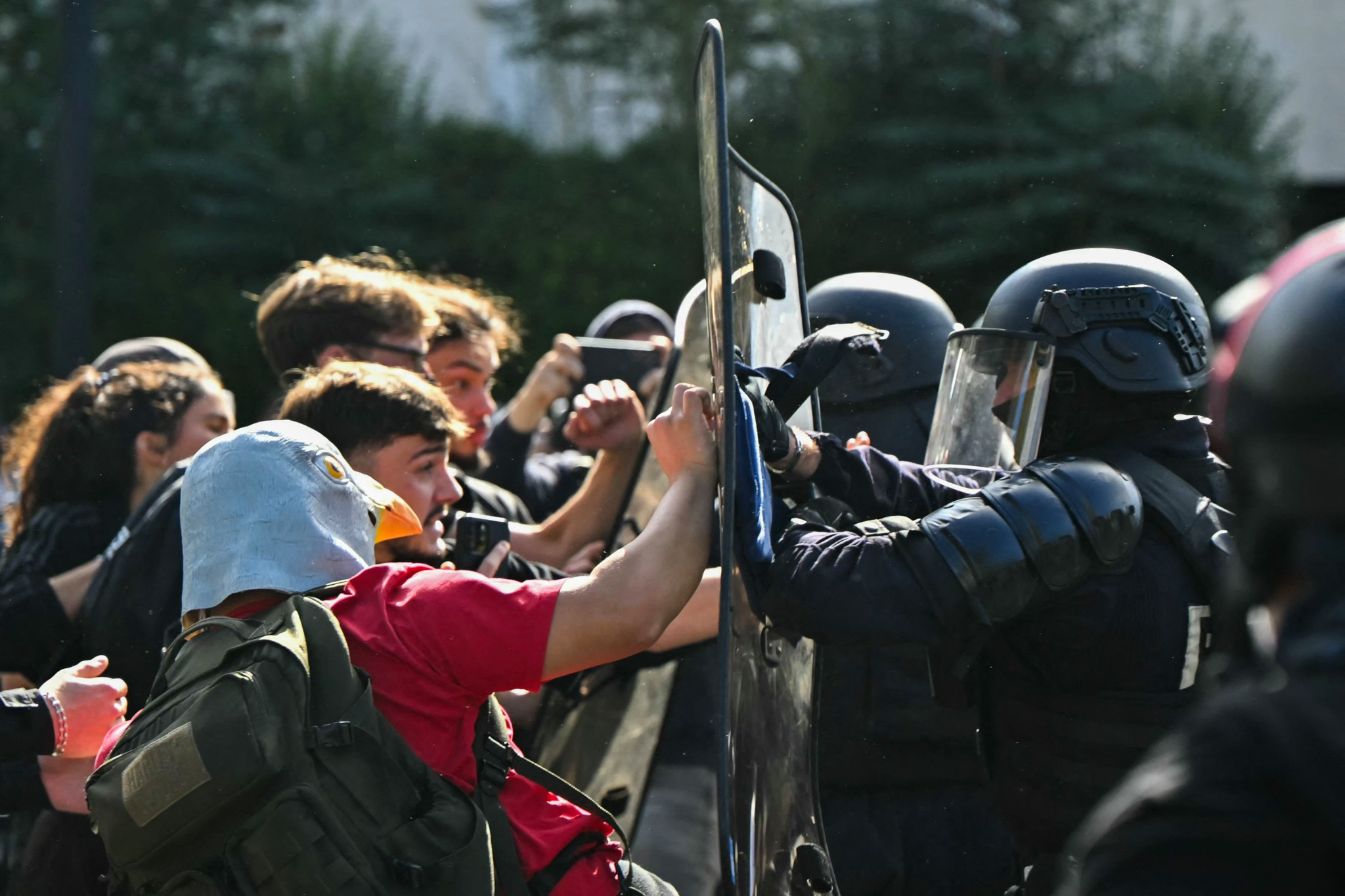 Près de 2000 interpellations: La révolte lycéenne française en images
