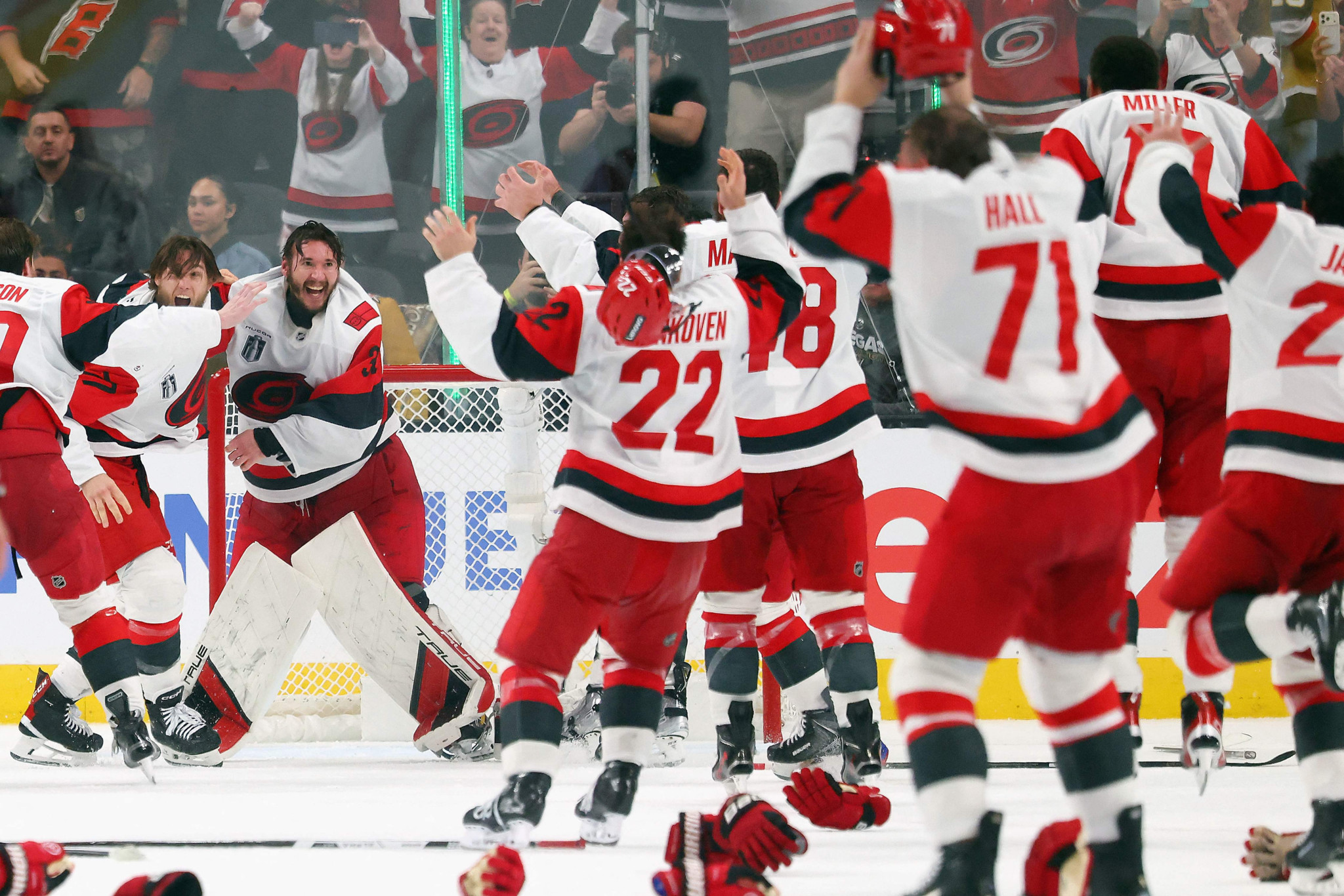 Brandon Bussi #32 und die Carolina Hurricanes feiern den Stanley-Cup-Sieg 2026 gegen die Vegas Golden Knights in der T-Mobile Arena.