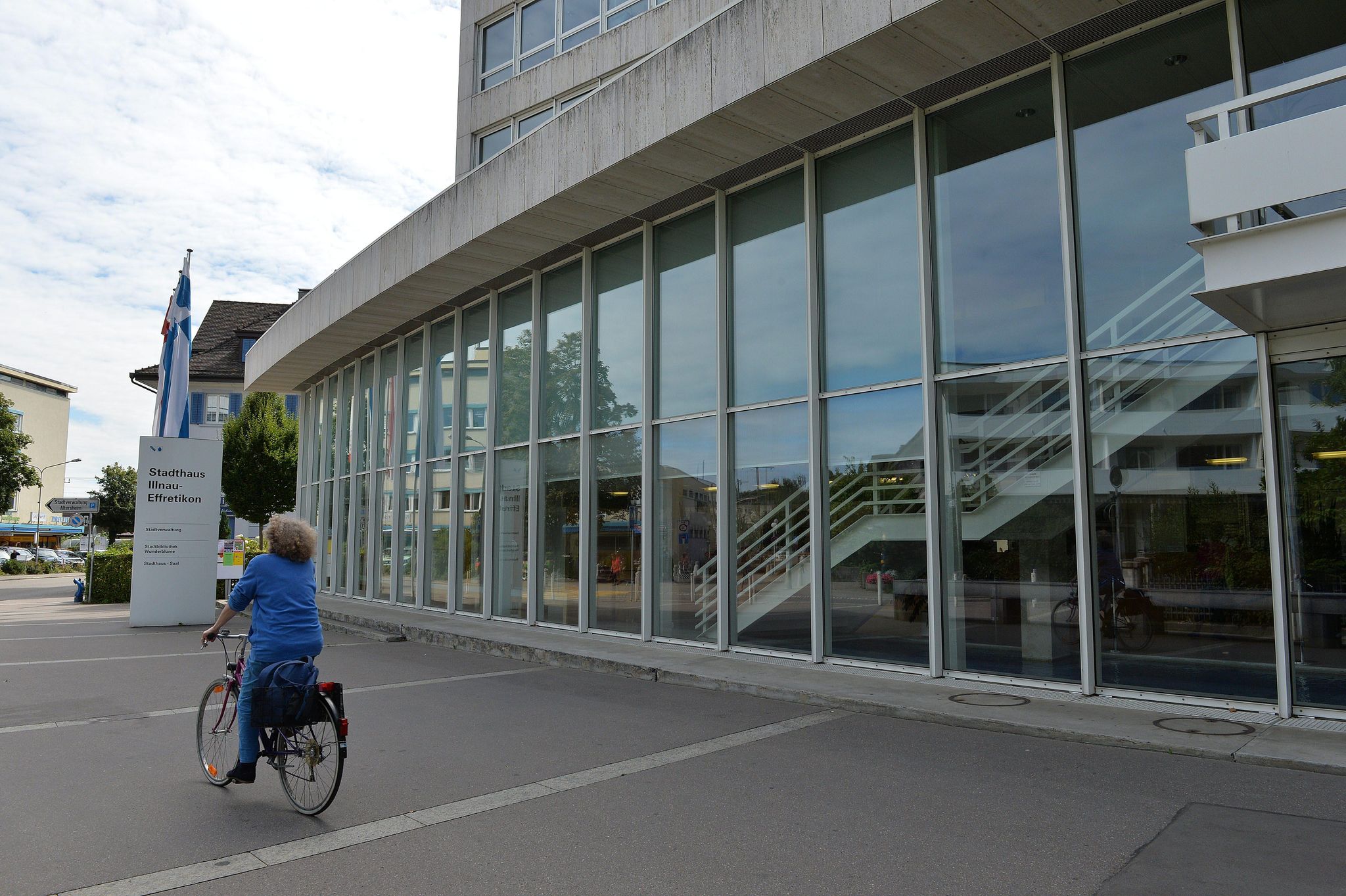 Blick auf das Stadthaus von Illnau-Effretikon. Die Stadt gewährt lokalem Gewerbe und Vereinen finanzielle Nothilfe. 