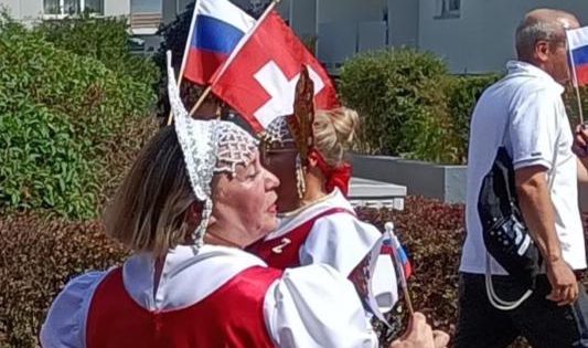 Am Festumzug zum Eidgenössischen in Pratteln sorgte ein «Z» auf Tracht eines Mitglieds der Grupe Russkij Basel für eine Eklat.