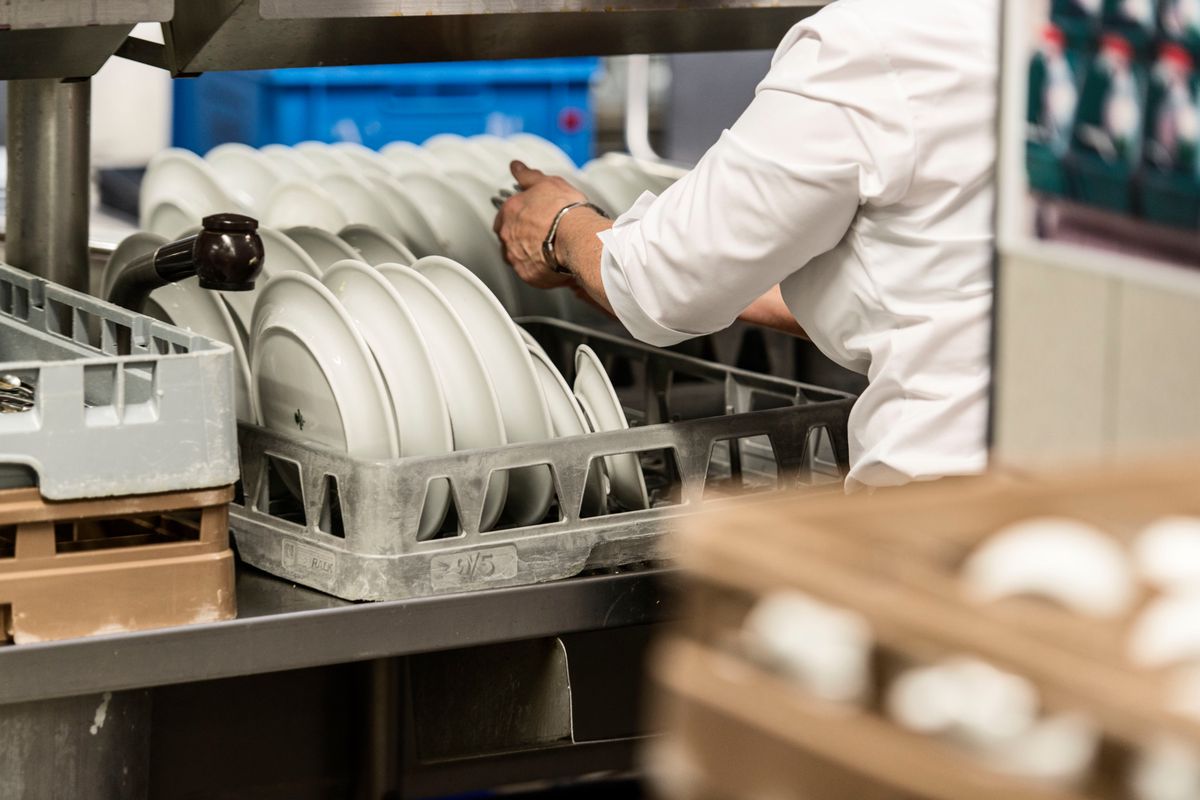 Blick hinter die Kulissen im Hotel Seedamm Plaza am 31. Maerz 2014. Ein Kuechenangestellter an der Geschirrwaschanlage.