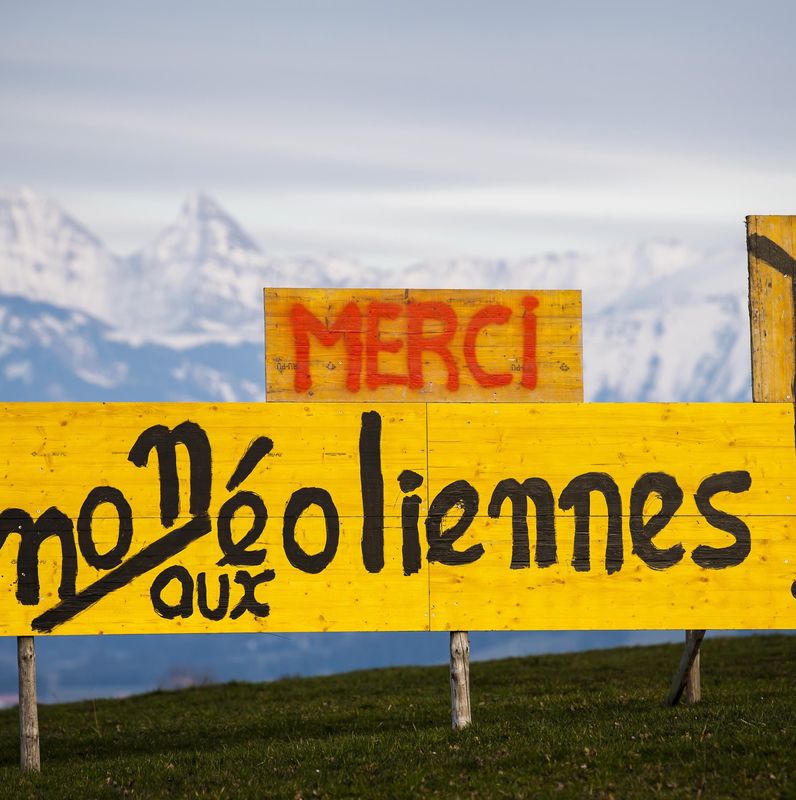 Un panneau "Non aux eoliennes" est visible dans un champ contre le projet de parc eolien "Monts de Vuisternens" dans le canton de Fribourg le mercredi 10 mars 2021 a Sommentier. Le gouvernement fribourgeois prevoit un concept eolien a sept parcs dans son plan directeur cantonal, afin de renforcer l'energie eolienne. (KEYSTONE/Jean-Christophe Bott)