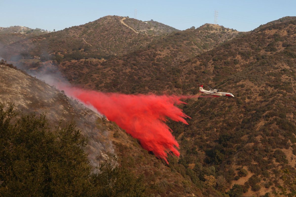 Un avion largue un retardateur de feu contre l’incendie de Palisades à Los Angeles, Californie, 11 janvier 2025.