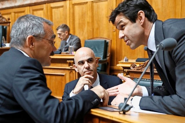 Alain Berset en grande discussion avec les conseillers nationaux socialistes Jean-François Steiert et Matthias Aebischer.