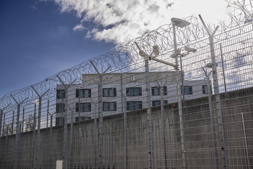 L'extension de la prison de Champ-Dollon (projet Cento Rapido) est photographie devant des barbeles et des cameras de surveillance, lors d'un exercice de feu dans un milieu carceral a la prison de la Brenaz etablissement de detention, ce vendredi 7 fevrieir 2024 a Puplinge pres de Geneve. (KEYSTONE/Martial Trezzini)