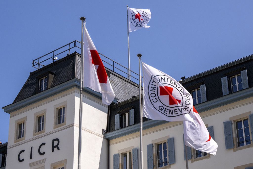 Le siège du Comité international de la Croix-Rouge (CICR) à Genève, Suisse, avec des drapeaux affichés, vendredi 23 juin 2023.