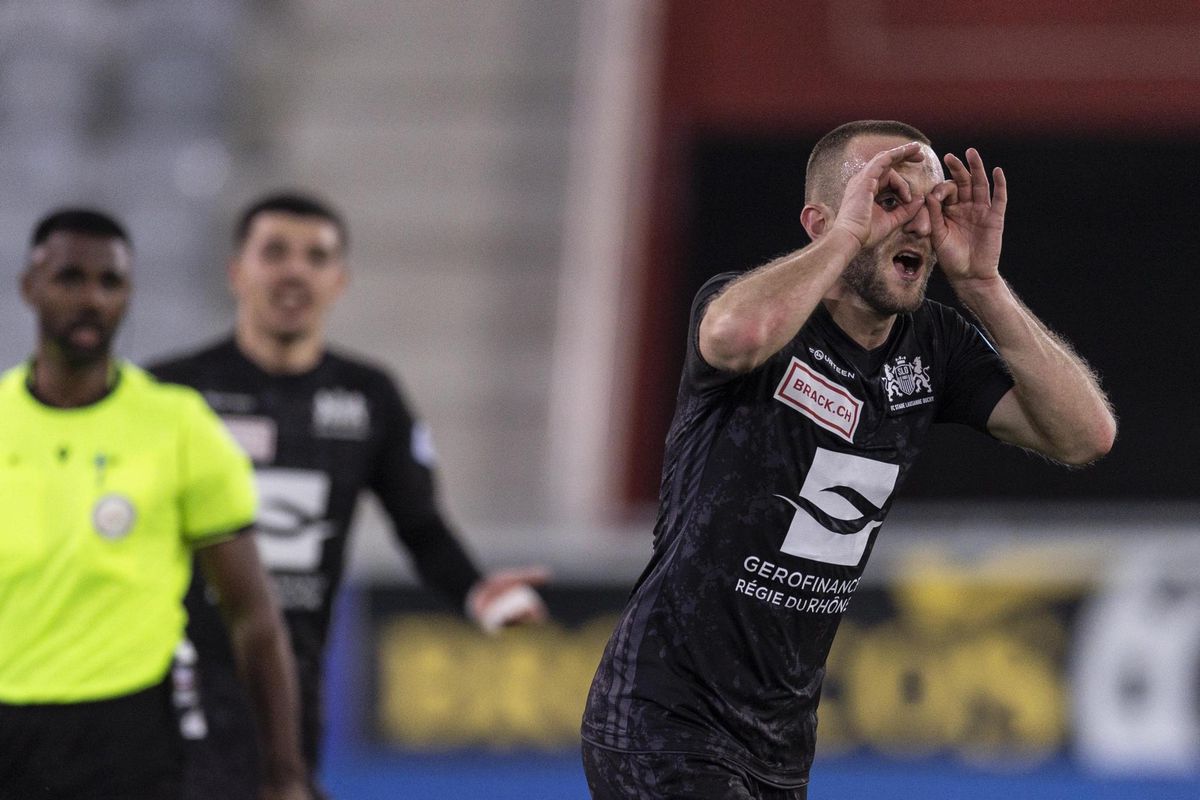 Christian Schneuwly a intelligemment laissé le ballon lui filer entre les jambes pour permettre à Guy Mbenza de marquer la première réussite de son triplé. (KEYSTONE/Alessandro della Valle)