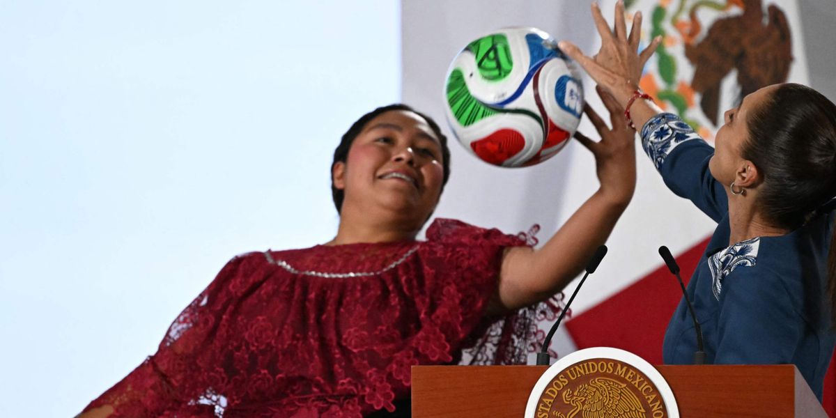Er-ffnungsspiel-der-WM-Eine-junge-Frau-jongliert-sich-auf-Platz-eins-im-Aztekenstadion