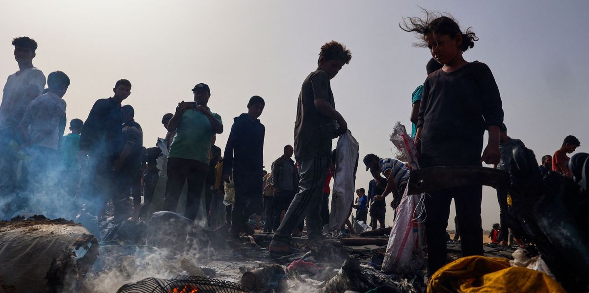 EDITORS NOTE: Graphic content / Palestinians gather at the site of an Israeli strike on a camp area housing internally displaced people in Rafah on May 27, 2024, amid ongoing battles between Israel and the Palestinian Hamas militant group. Hamas and the Palestinian Authority said Israeli strikes on a centre for displaced people killed dozens near the southern city of Rafah on May 26, while the Israeli army said it had targeted Hamas militants. (Photo by Eyad BABA / AFP)