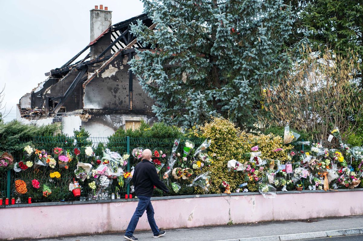 Après le décès des trois fillettes et de leur maman, l’émotion des Yverdonnois s’est manifestée en couvrant de fleurs le grillage de la maison incendiée.