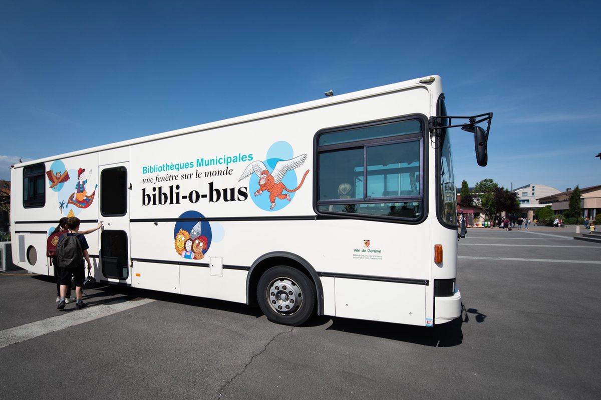 Le Bibliobus passe dans 28 communes genevoises. Ici à Plan-les-Ouates, entre la Mairie et l’école du Pré-du-Camp.