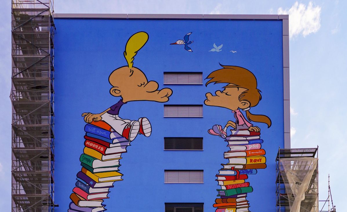 Peints contre le pignon d’immeuble surmontant la poste de l’avenue des Communes-Réunies, Titeuf et Nadia enjolivent un immeuble de 16 étages, culminant à près de 50 mètres de hauteur.  