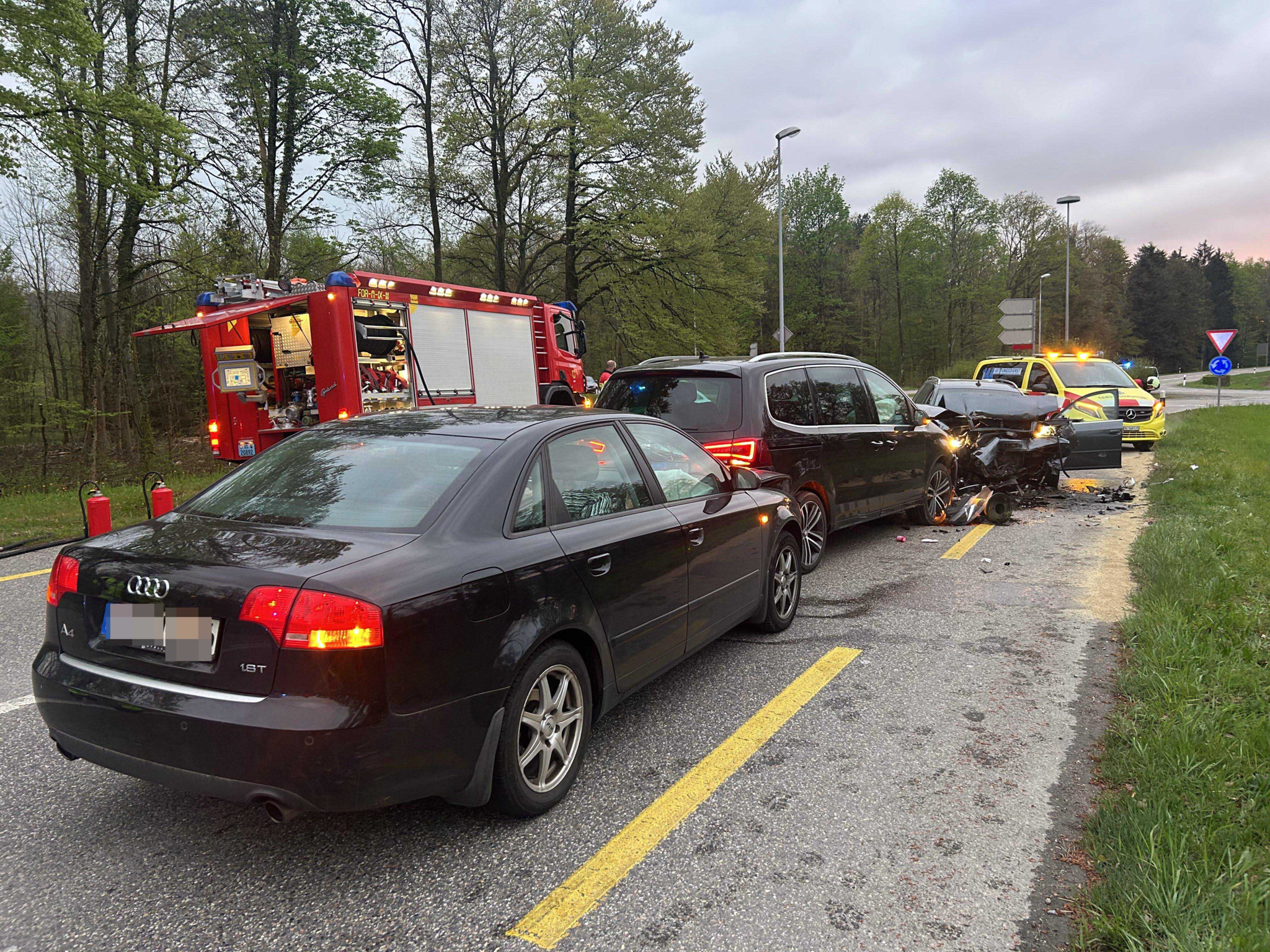 Unfall im Kanton Aargau: Fünf Verletzte nach Kollision mit drei Autos im Fricktal