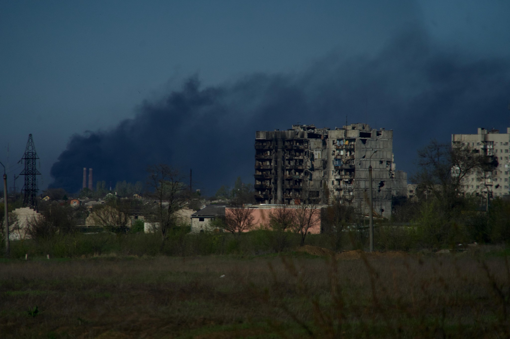 De la fumée s’échappe de l’usine Azovstal, à Marioupol, le 29 avril 2022.
