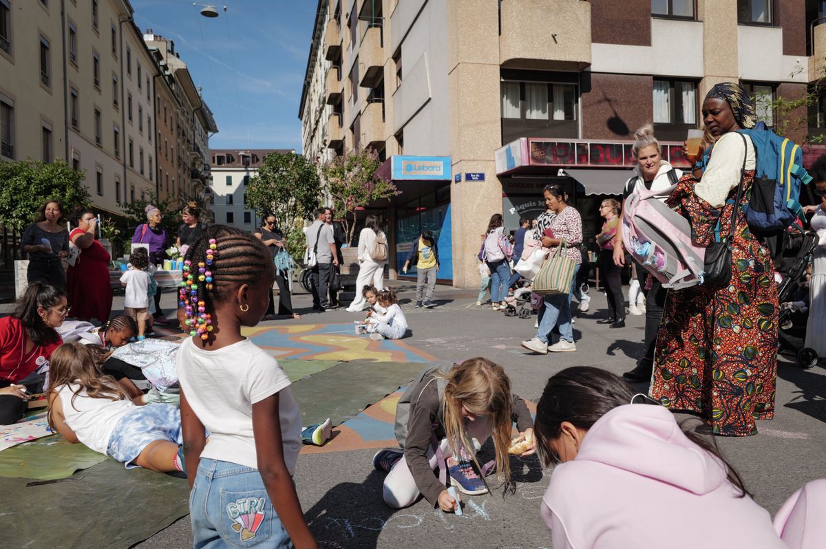 L’«action positive» aux abords des écoles des Pâquis, organisée par un collectif d’associations, mardi 10 septembre 2024.