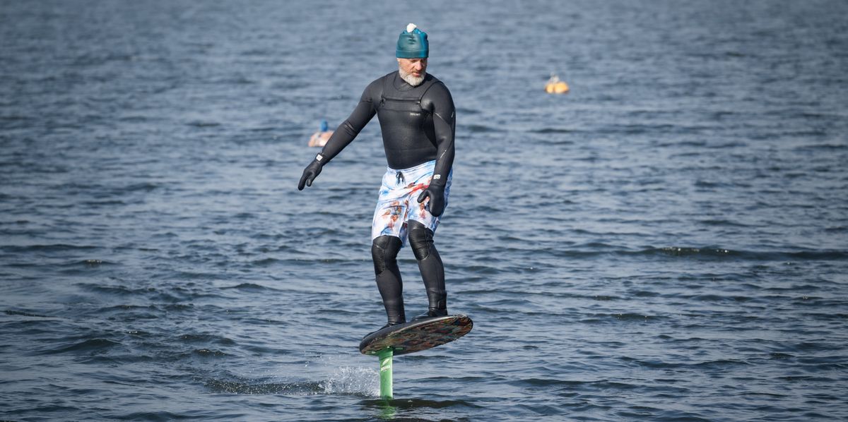 Pumpfoil in Küsnacht beim Ermitage am See, es trafen sich am Samstag begeisterte Wassersportler,  2.3.24, Foto: Manuela Matt, manuelamatt.ch

André Becchio (mit den blauen Jesusbadehosen und Zipfelmütze)