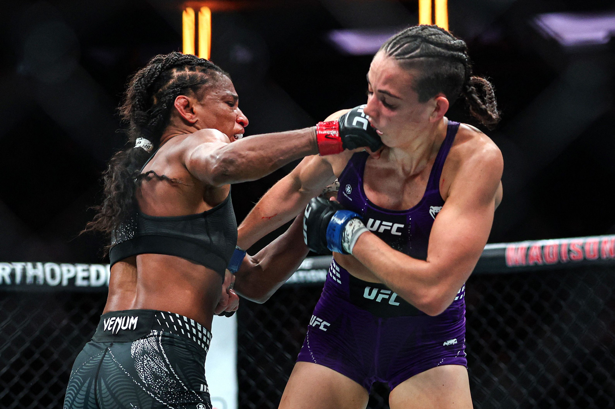 Angela Hill frappe Fatima Kline lors d'un combat féminin poids paille à l'UFC 322 au Madison Square Garden, New York.