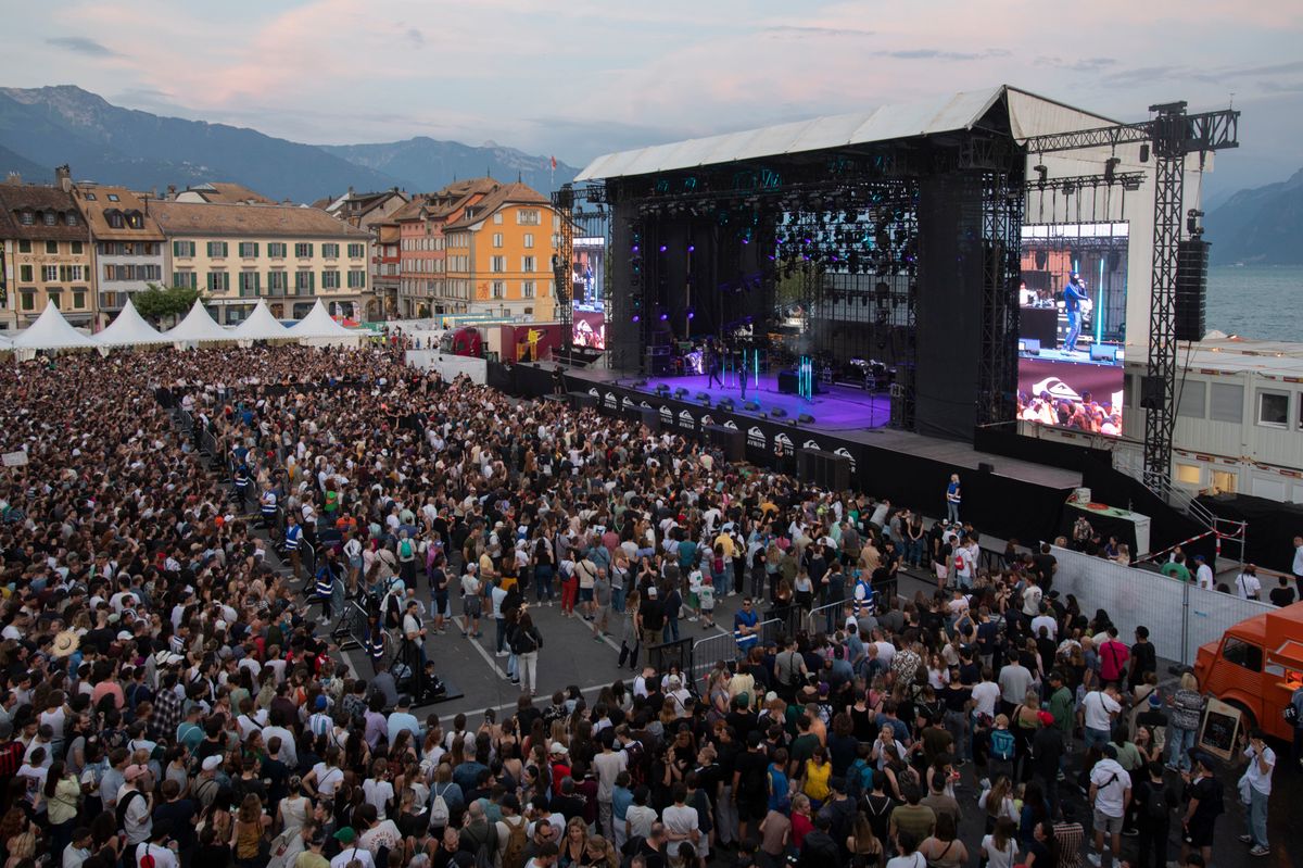 Vevey, le 8 juin 2023. Vibiscum Festival. Soirée HIP Hop carte blanche a Orelsan. Public et place du marché.. dile Meylan)