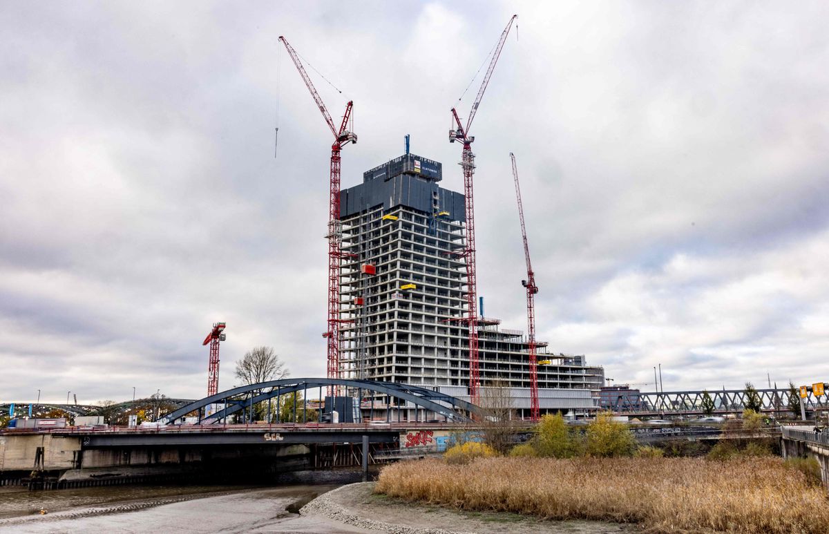Chantier suspendu de la tour Elbtower, un projet du groupe Signa, qui devait être l’un des bâtiments les plus hauts d’Allemagne et a été interrompu fin octobre 2023. 