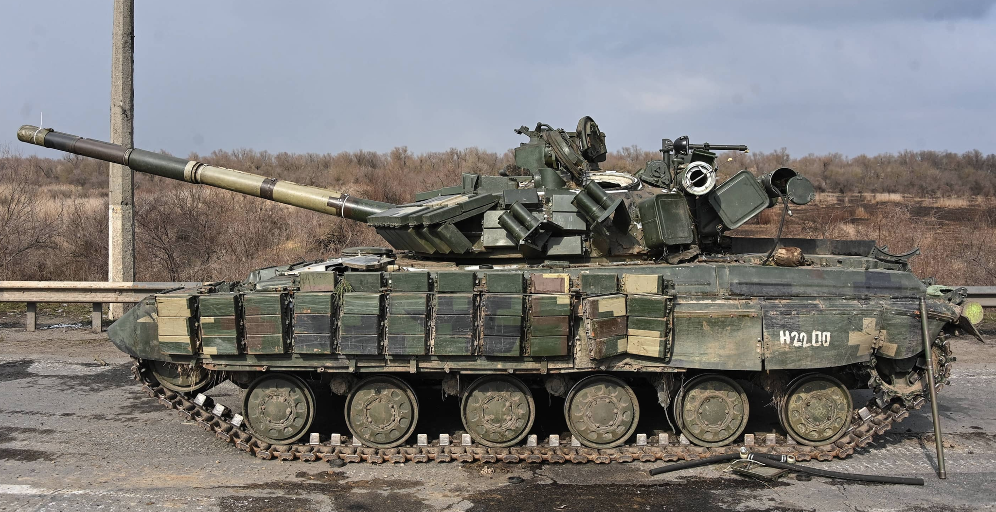 Und die Mehrzahl der in der Ukraine eingesetzten Typen sind noch viel ältere sowjetische Modelle wie der T-64 (im Bild ein verlassener T-64 in der Region von Cherson …