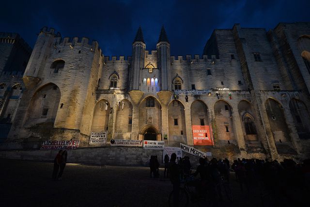 Le fameux Palais des papes à Avignon, dont la cour d'honneur accueille de nombreux spectacles.
