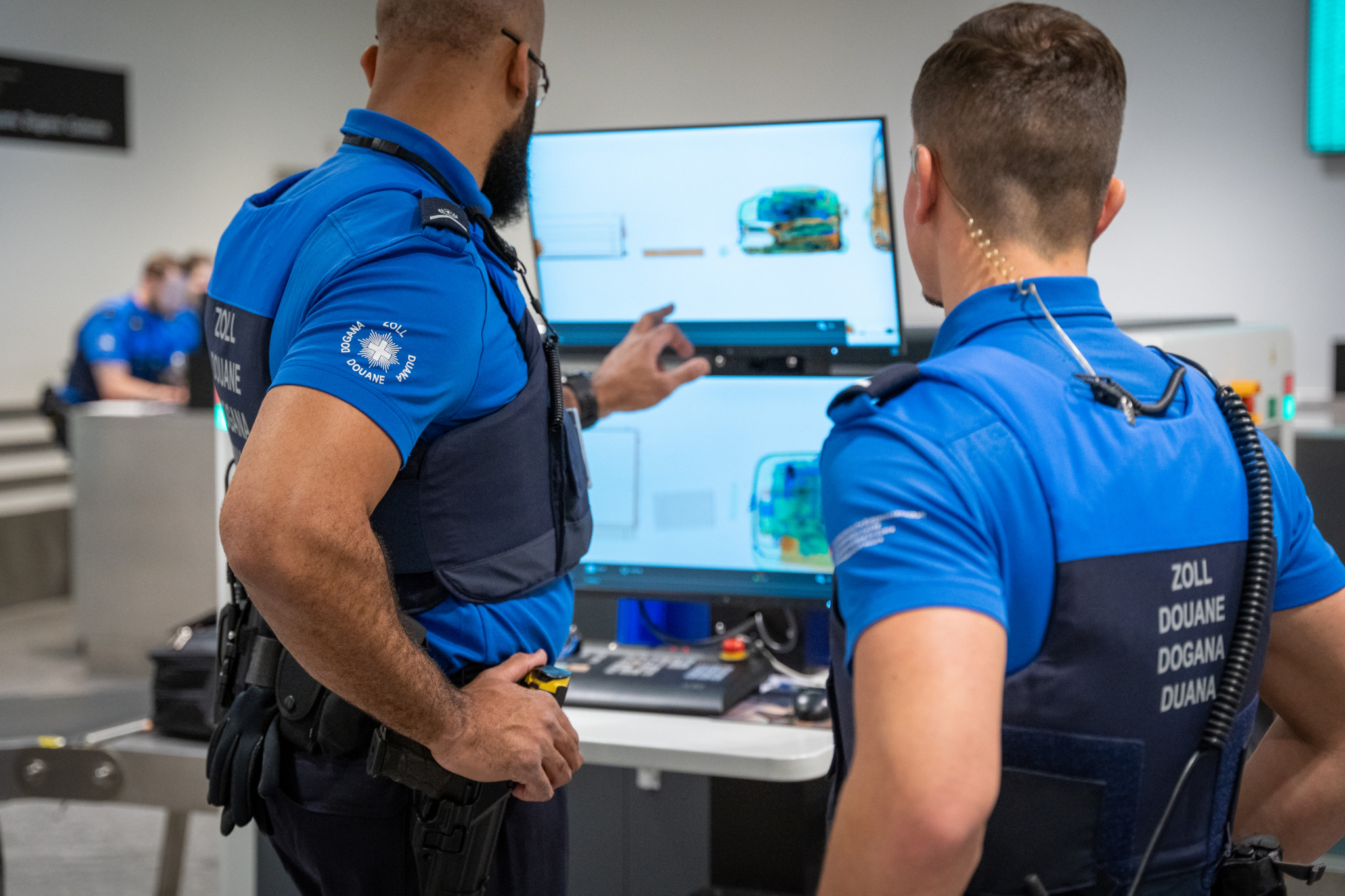 Zollbeamte des Flughafen Zürich, scannen Gepäckstücke von angekommenen Passagieren. 
Symbolbild
Aufgenommen am:
27.04.23
