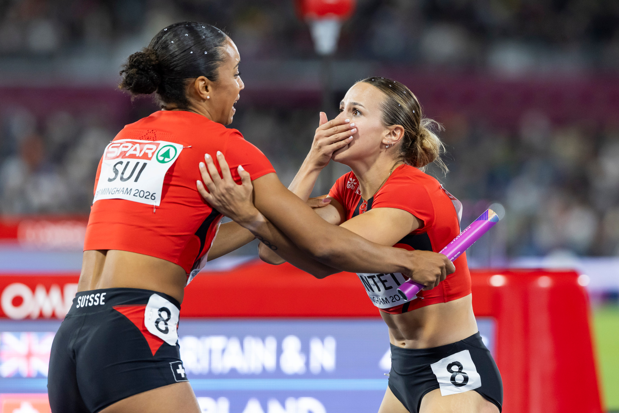 Salome Kora (links) und Leonie Pointet feiern Silber im 4x100-Meter-Staffelfinale der Frauen an der Leichtathletik-EM 2026 in Birmingham.