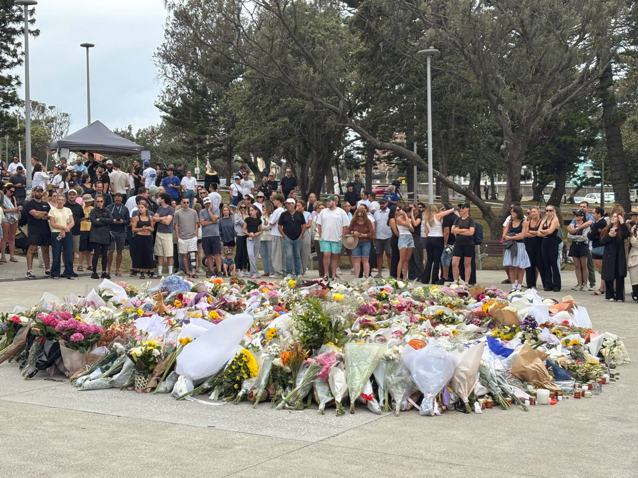 Sydney: Isaac Herzog besucht Bondi Beach nach Terroranschlag