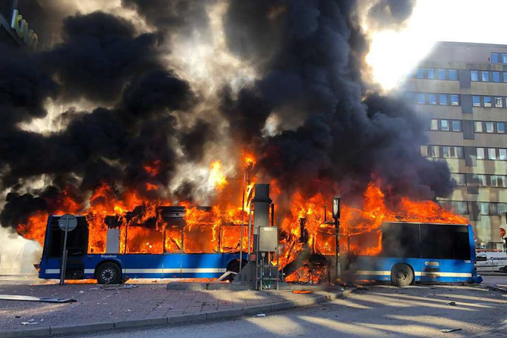 Bus explodiert mitten in Stockholm