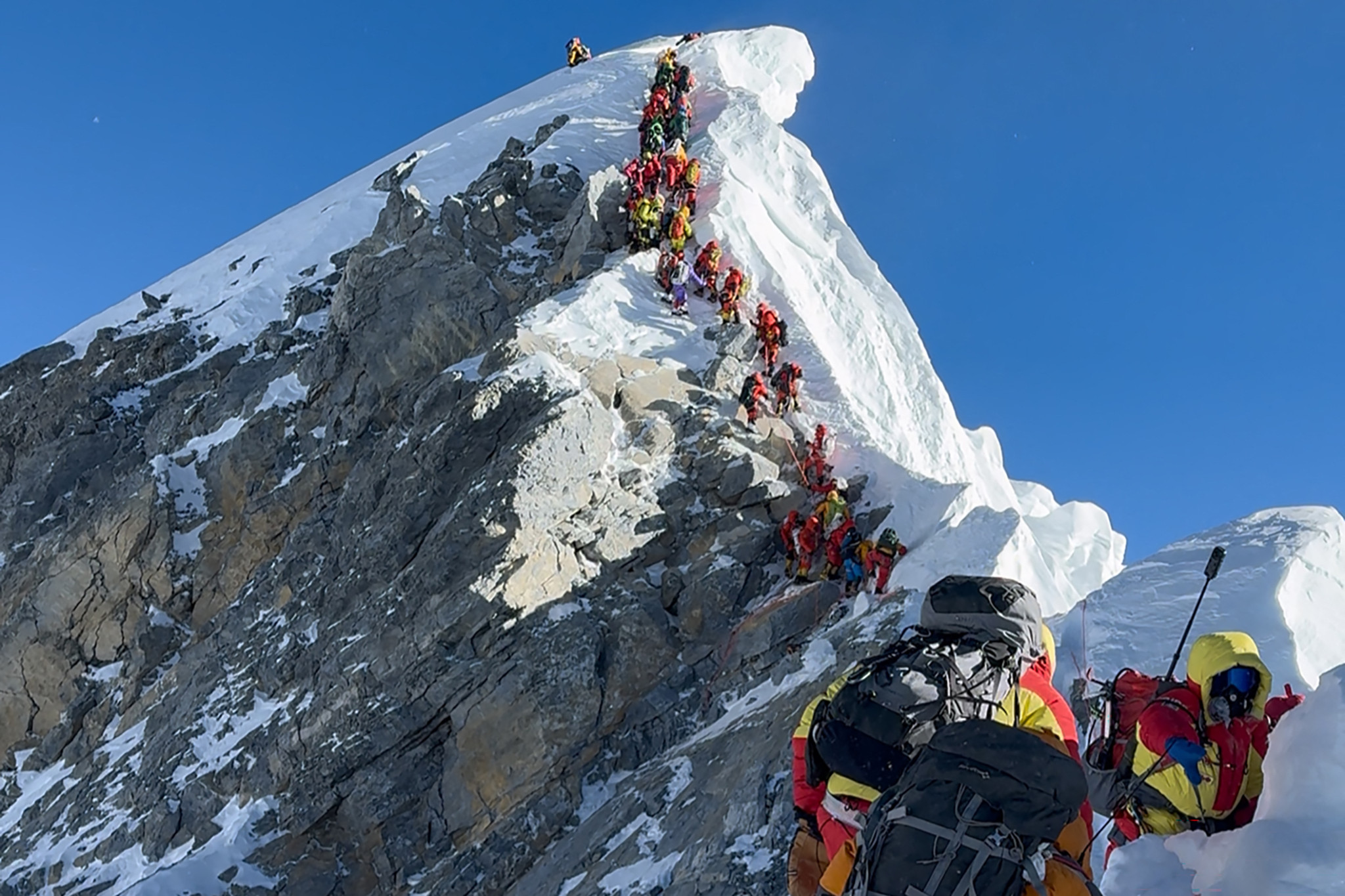 Record dans l’Himalaya: Plus de mille alpinistes ont atteint le sommet de l’Everest ce printemps