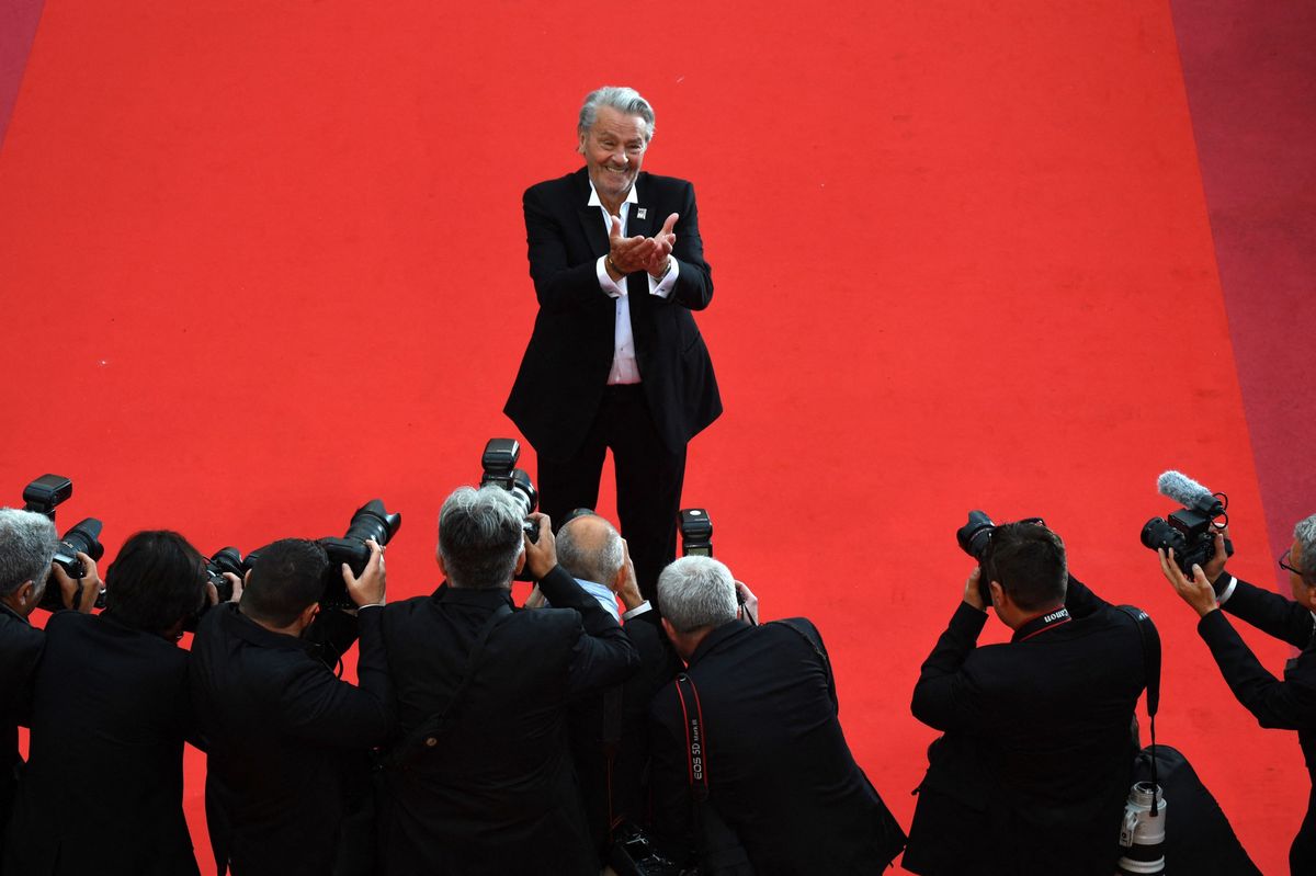 (FILES) French actor Alain Delon poses as he arrives to be awarded with an Honorary Palme d'Or at the 72nd edition of the Cannes Film Festival in Cannes, southern France, on May 19, 2019. French film legend Alain Delon has died at the age of 88, his three children told AFP in a statement on August 18, 2024, following a battle with ill health. (Photo by ANTONIN THUILLIER / AFP)