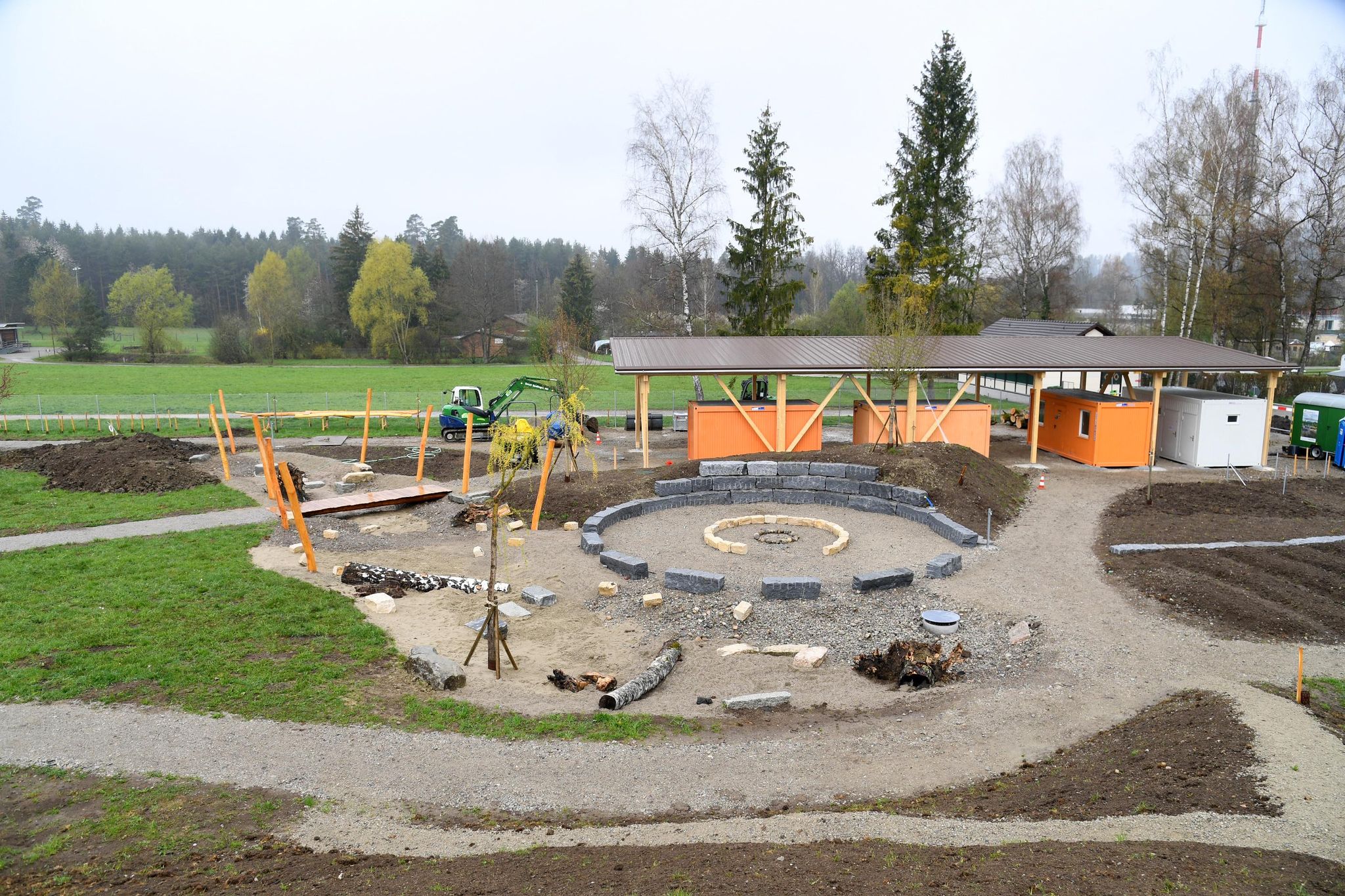 Der Abenteuerspielplatz hinter dem Schützenhaus ist bewusst nicht fertig gestaltet. Hier ein Bild, das vor der Eröffnung entstand.