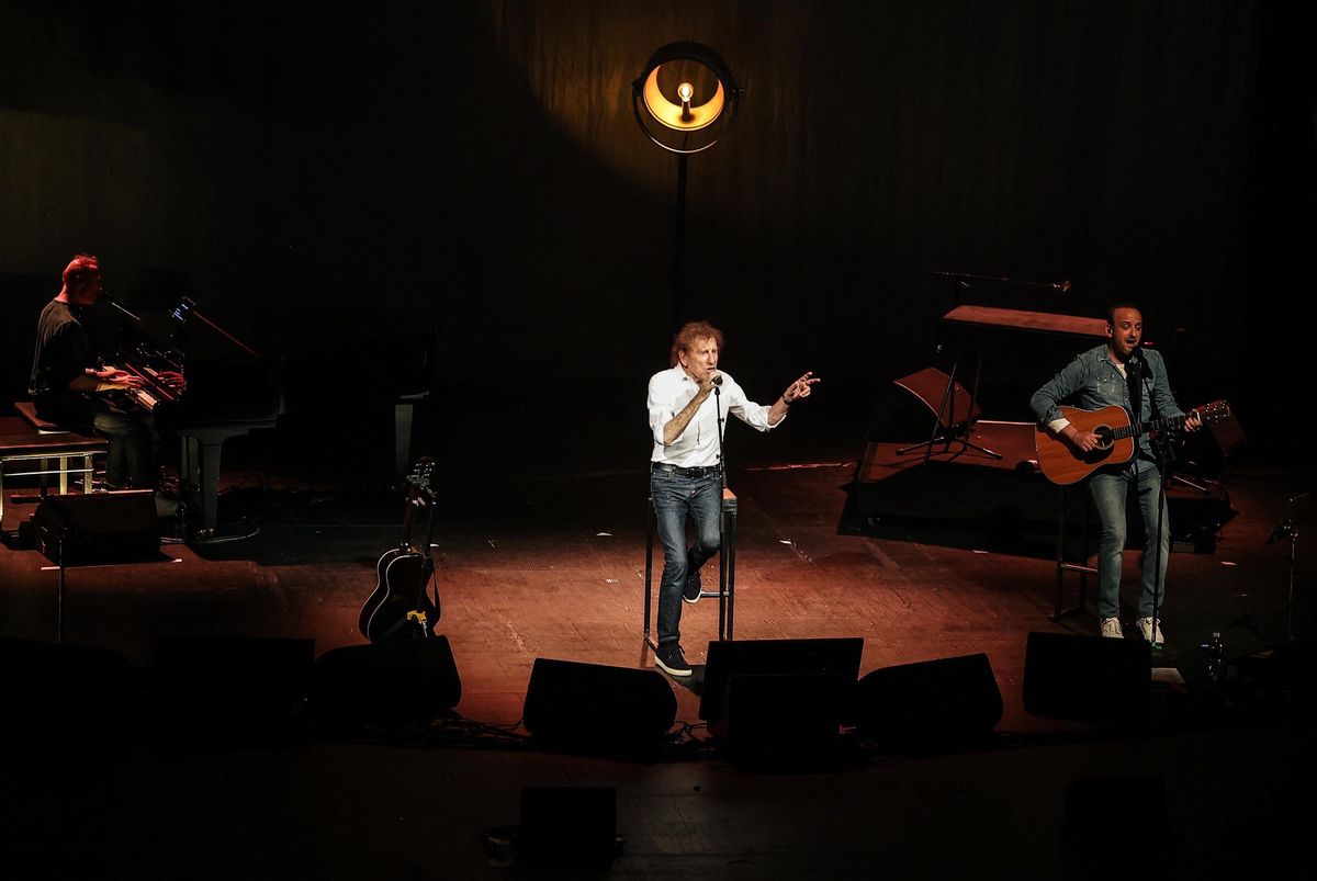 Alain Souchon et ses fils Ours et Pierre sur scène lors des Francofolies de La Rochelle 2024.