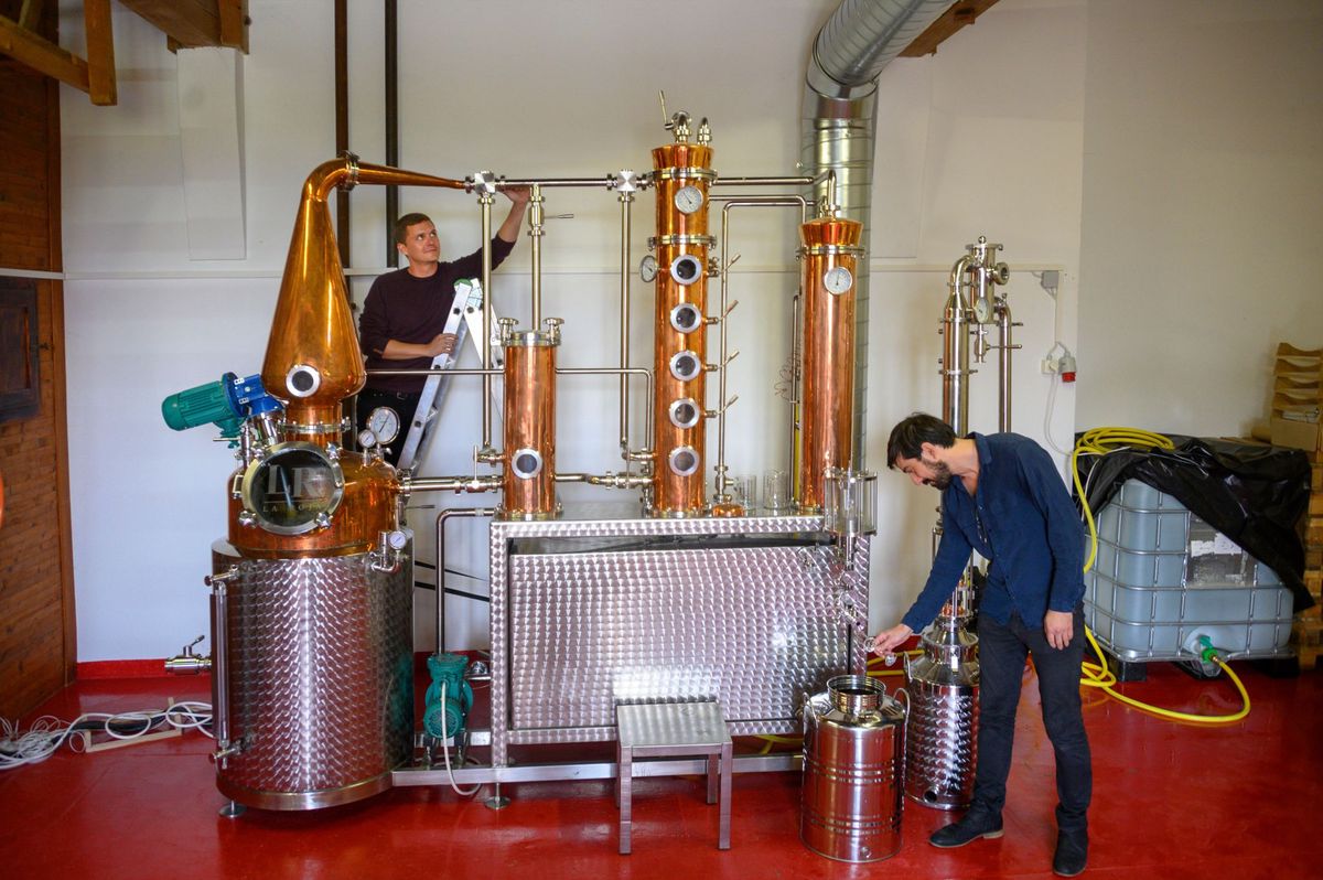 Antoine Delorme, sur l’échelle, et Julien Hottinger, testant le produit final, sont les deux fondateurs de La Roja.