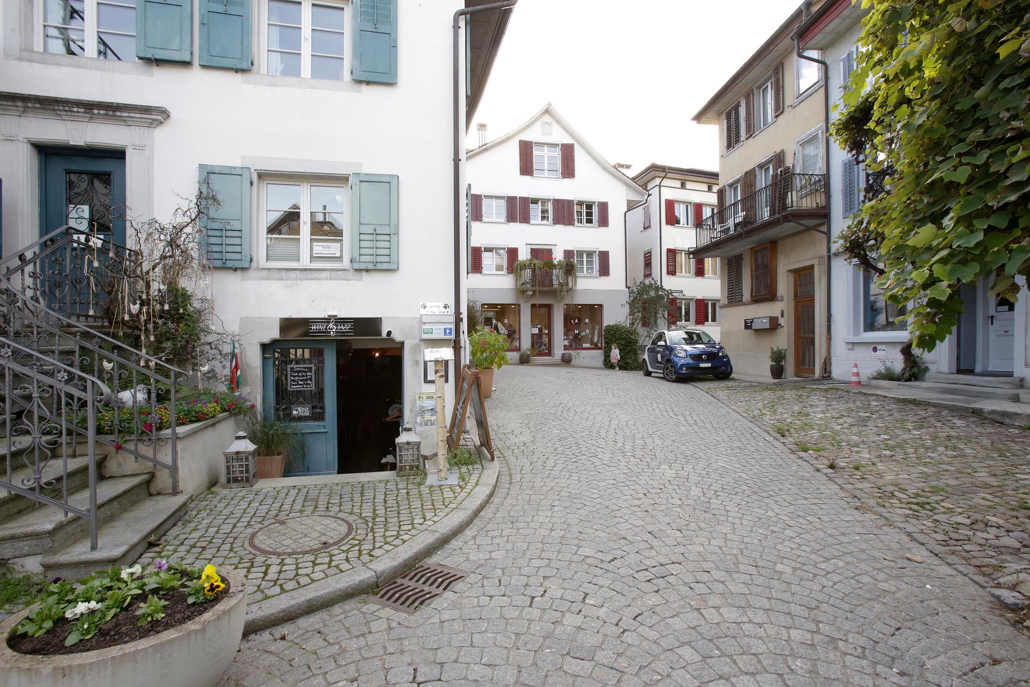 Die engen Verhältnisse in der Löwengasse sind bei Lärm nicht förderlich. Der Barbetreiber sagt aber, die Gäste blieben sowieso aus. Zudem weise er sie darauf hin, draussen ruhig zu sein.