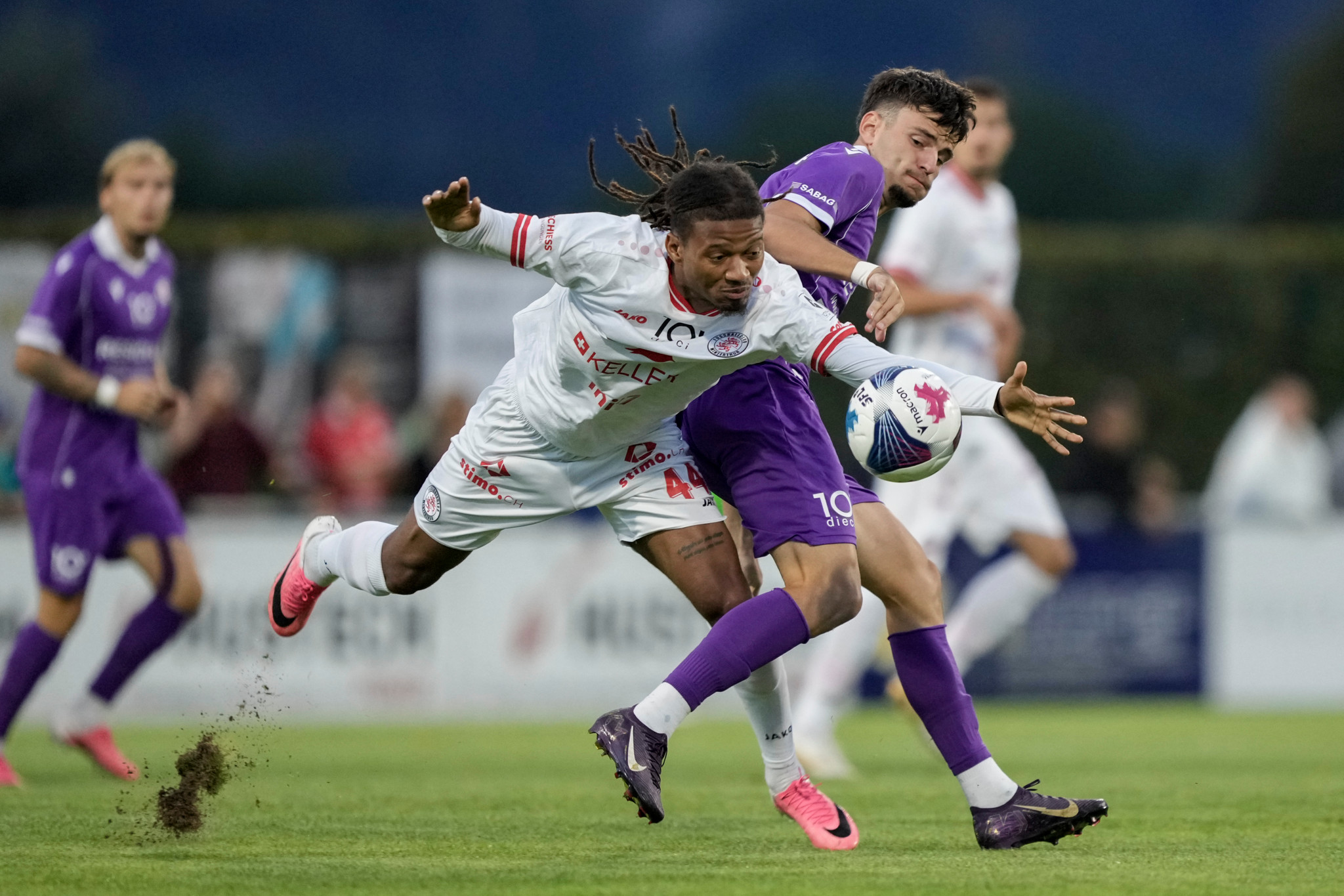 Stephane Cueni (FC Winterthur) im Zweikampf mit Yannis Ryter (FC Rapperswil-Jona) beim Challenge-League-Spiel am 21. August 2026.